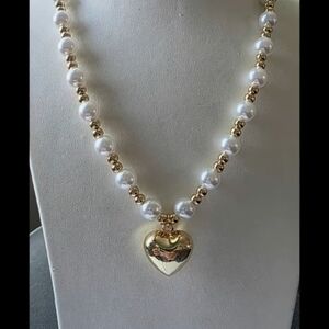 Elegant Gold and White Pearl Heart Necklace
